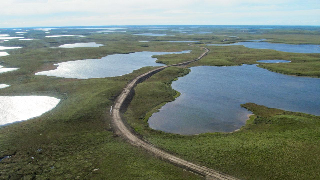 Inuvik Tuktoyaktuk高速公路鸟瞰图, 140公里, 在复杂的富含冰的永久冻土地形上的双车道砾石路